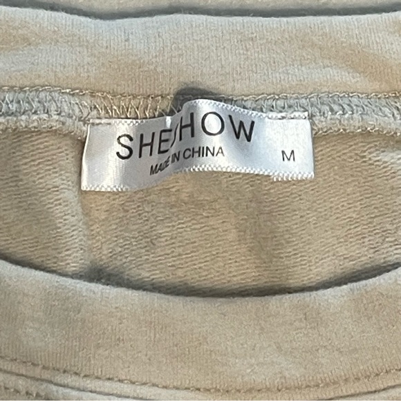 She Show Graphic Sweatshirt - Picture 2 of 3